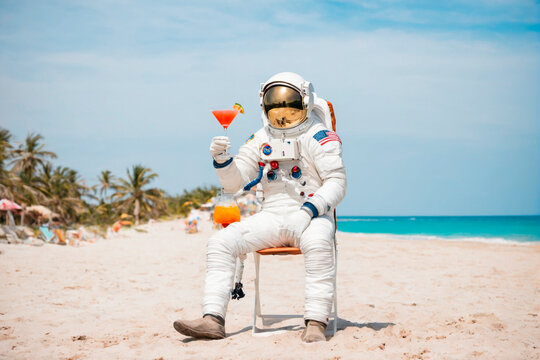 Astronaut is relaxing on the beach with a cocktail. Genetic AI