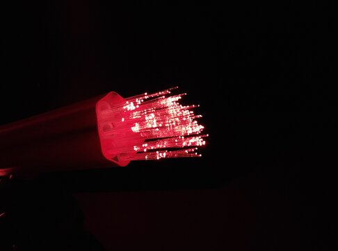 leuchtendes Hochgeschwindigkeits Internet-Glasfaserkabel f&uuml;r den Breitbandausbau, FTTH Ausbau, Breitband-Internet, Highspeed-Daten&uuml;bertragung, GBit/s, Mbit/s, Download, Upload, Streaming, Kommunikatio