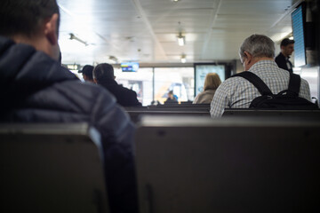 Persone in attesa all'aeroporto