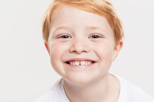 rothaariger Junge mit Zahnl&uuml;cke Portrait im Studio