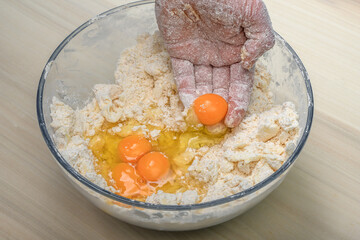 Cukiernik zagniata składniki na kruche ciasto © Paweł Kacperek