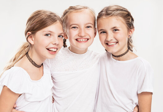 Studioportrait drei Mädchen lachend