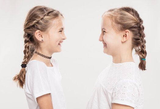 Studioportrait zwei Mädchen lachend im Profil