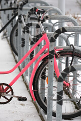 Fahrradständer an einem Bahnhof