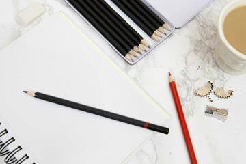 Brulion i ołówki na biurku na jasnym tle.  - obrazy, fototapety, plakaty