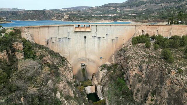 Drone footage of the Beznar reservoir and dam in the Lecr&iacute;n Valley, Granada, Spain