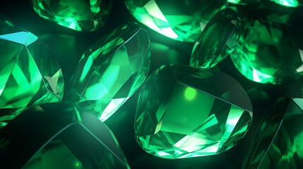 Varias gemas quebradas e separadas de esmeralda isolado no fundo verde 