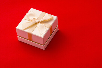 リボンのプレゼントと赤背景
