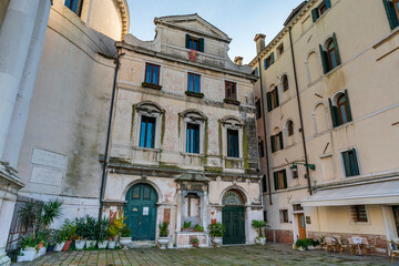 Fototapeta na wymiar Venezia market center with old house facade 