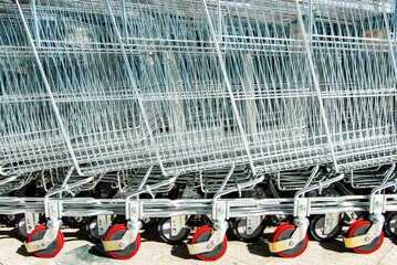 rangée de caddies de supermarché