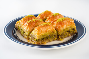 
​


91 / 5.000
Çeviri sonuçları
Çeviri sonucu
Six delicious looking baklavas on a blue circular design plate