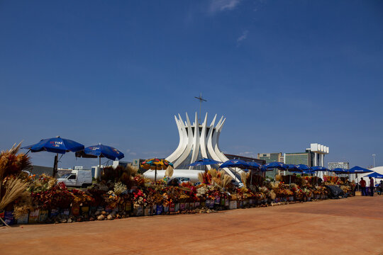 Catedral Metropolitana de Bras&iacute;lia em uma manh&atilde; ensolarada e c&eacute;u claro. (Catedral Metropolitana Nossa Senhora Aparecida). Com detalhes da feira de artesanato.