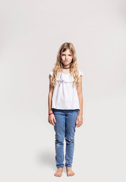 Portrait Ganzk&ouml;rper M&auml;dchen zickiger Blick