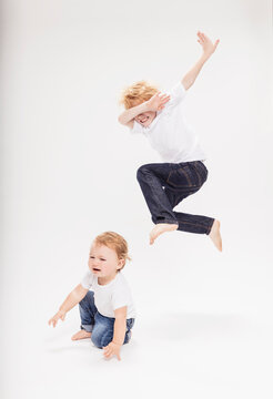 Studioportrait Kinder barfuss in Jeans Sprung