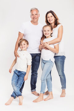Familie mit zwei Kindern Studioportrait in Jeans