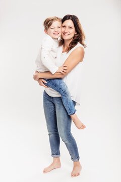 Studioportrait Mutter mit Sohn auf dem Arm