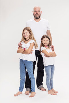 Studioportrait Vater mit T&ouml;chter