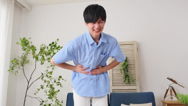 自宅で腹痛がする男性