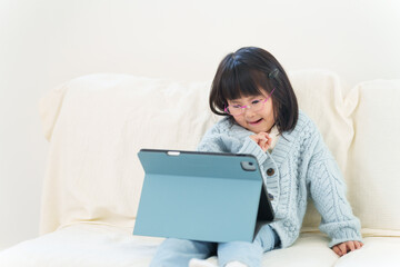 タブレットで動画を見る子供