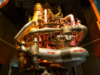 光を浴びて輝く日本のロケットのエンジンの配管