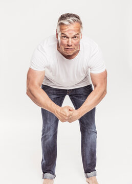 Studioportrait best ager Mann in Jeans lustig