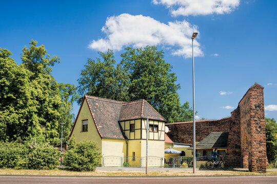 zerbst, deutschland - stadtmauer und  stadttor und saniertes fachwerkhaus