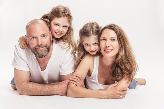 Studioportrait Familie barfuss in Jeans