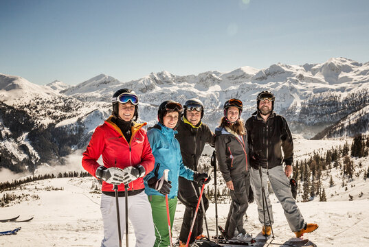 Gruppenbild Freunde am Gipfel und Berge im Hintergrund, lachend beim Skifahren Altenmarkt, Salzburg, &Ouml;sterreich
