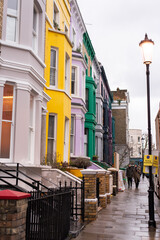 Obraz premium london the uk england britain colorful houses buildings notting hill portobello road elegant posh yellow purple pastel cute lovely winter 