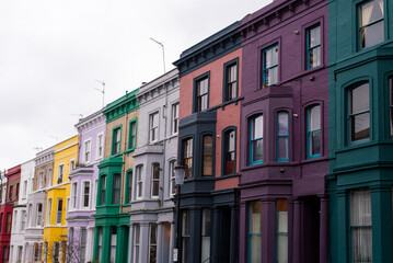 Obraz premium london the uk england britain colorful houses buildings notting hill portobello road elegant posh yellow purple pastel cute lovely winter 
