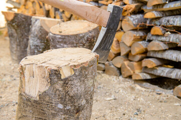 薪作りの斧と薪割り台