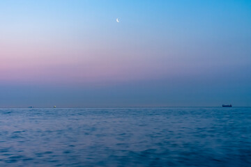 夜明けの空の月と海の船20210310