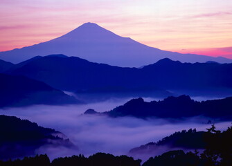 雲海に浮かぶ夜明けの富士山　静岡県静岡市清水区吉原にて