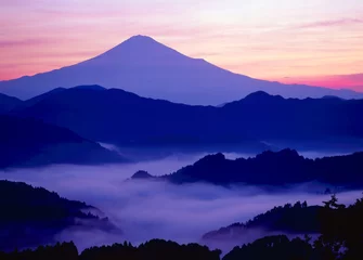 Photo sur Plexiglas Matin avec brouillard 雲海に浮かぶ夜明けの富士山　静岡県静岡市清水区吉原にて