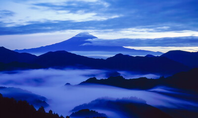 雲海に浮かぶ、夜明けの富士山　静岡県静岡市清水区吉原にて