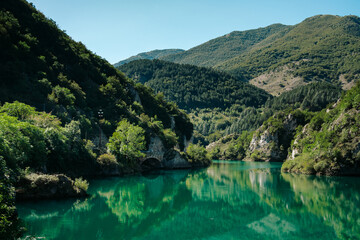 Fototapeta na wymiar Beautiful green color of the Lake San Domenico near Scanno in Abruzzo, Italy