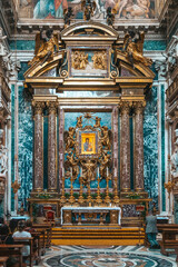 Obraz premium People praying in an ornate church in Rome, Italy