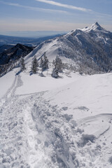 剣ヶ峰山から武尊山に向かう登山道から見た冬の剣ヶ峰山
