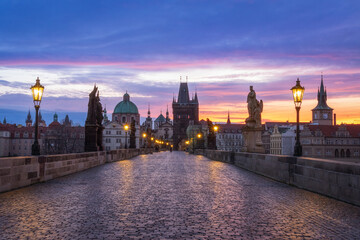 Panoramabild von der Karlsbrücke (Charles Bridge) in Prag bei Sonnenaufgang mit einem wunderschönen Sonnenaufgang.