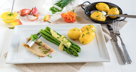 spargel grün weiss gericht im korb 
