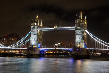 Fototapeta na wymiar classic view of the famous london tower bridge