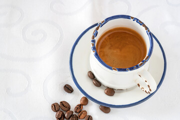 espresso crema in verschiedenen tassen old new 