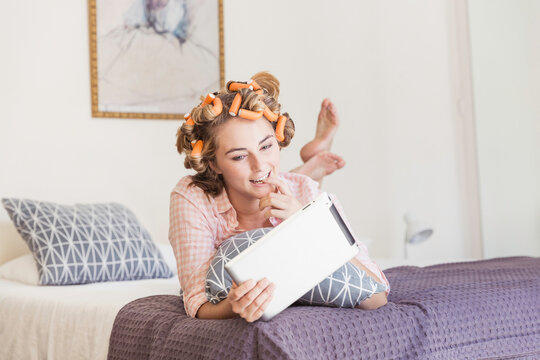 Frau macht Wellness zu Hause , Kapstadt, S&uuml;dafrika