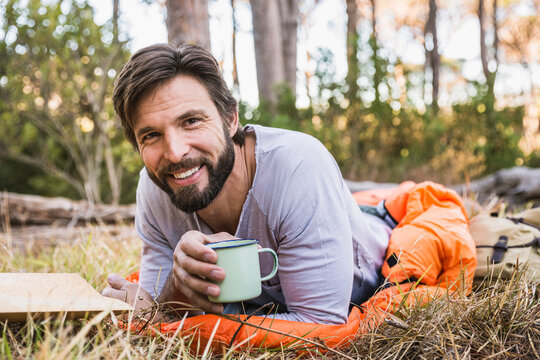 Freunde beim Campingtrip im Wald, Kapstadt, S&uuml;dafrika