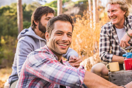 Freunde beim Campingtrip im Wald, Kapstadt, S&uuml;dafrika