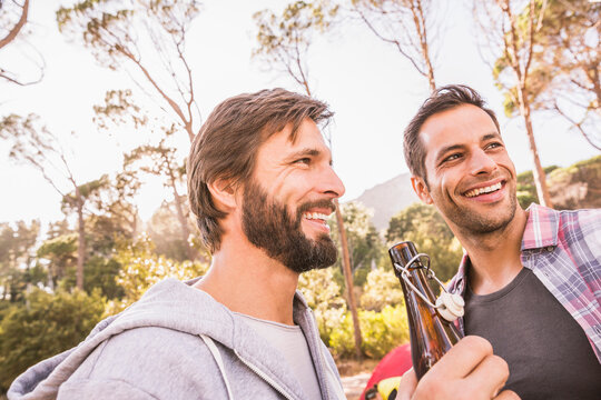 Freunde beim Campingtrip im Wald, Kapstadt, S&uuml;dafrika