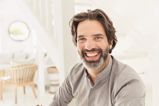 Portrait best ager Mann allein auf Gesch&auml;ftsreise im Hotelzimmer, Kapstadt, S&uuml;dafrika