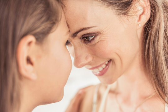 Mutter und Tochter eng zusammen mit den K&ouml;pfen im Ferienhaus, Kapstadt, S&uuml;dafrika