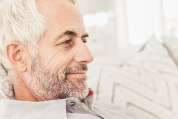 Portrait  bestager Mann arbeitet entspannt in Ferienhaus, Kapstadt, Südafrika