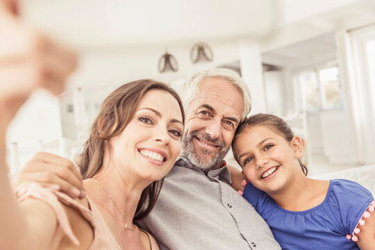 portrait einer familie im wohnzimmer, sommerliche stimmung, kapstadt südafrika